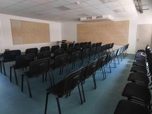 a room with a bunch of chairs in a classroom at HI Poitiers - La Caserne in Poitiers