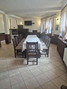 a large dining room with a table and chairs at Къща Цачеви 2 in Tryavna