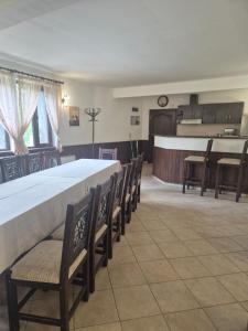 a large dining room with a large table and chairs at Къща Цачеви 2 in Tryavna