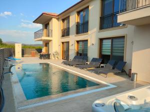ein Haus mit einem Swimmingpool vor dem Haus in der Unterkunft Pronaos in Ortaca