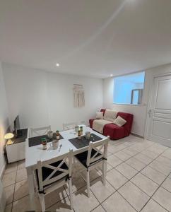 a living room with a table and a couch at Les studios du Général - Lavande in Saint-Maximin-la-Sainte-Baume