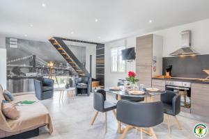 a kitchen and living room with a table and chairs at Le gite des ecuries de marquecy in Évricourt