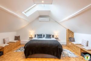 a bedroom with a bed and two couches at Le gite des ecuries de marquecy in Évricourt