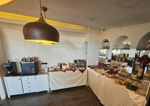 eine Bäckerei mit einer Theke mit aasteryasteryasteryasteryasteryasteryasteryasteryasteryastery in der Unterkunft Corte Hotel Kaş in Kaş + 33 Fotos