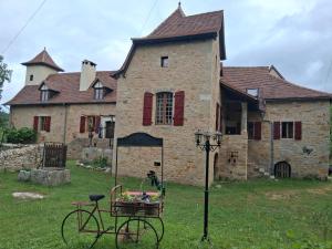 an old house with a bike in front of it at B&B maison du Saint Cirque in Saint-Dau