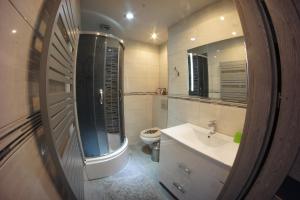 Bilik mandi di Willa Góral Goralska Osada Domki Apartamenty Pokoje +67 gambar