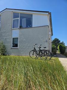 two bikes parked in front of a building at Ostrea 12 in Kamperland met Rust en Ruimte aan Zee! in Kamperland