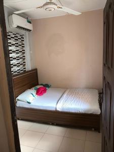 ein Schlafzimmer mit einem Bett, auf dem eine rote Rose liegt in der Unterkunft Prince Ator Hotel in Ikeja