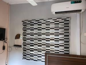 eine Wand mit einem Schachbrettmuster in einem Zimmer in der Unterkunft Prince Ator Hotel in Ikeja