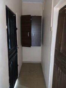 ein Flur mit einer Tür zu einem Zimmer mit einem Einbauschrank in der Unterkunft Prince Ator Hotel in Ikeja