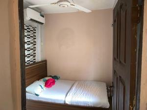 ein Schlafzimmer mit einem Bett, auf dem eine rote Rose liegt in der Unterkunft Prince Ator Hotel in Ikeja