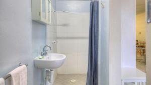 a bathroom with a sink and a shower at Loyang Apartment 2 in Arcadia