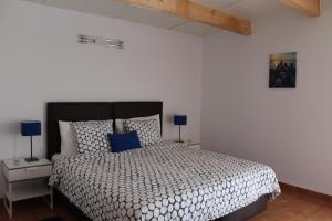 En eller flere senge i et værelse på Monte da Barragem