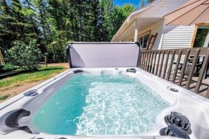 a hot tub in the backyard of a house at Pool Table et Nature - Chalet de la riviere in Saint-Alexis-des-Monts