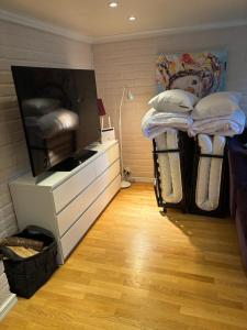 a room with two bunk beds and a dresser at Gillestugan in Rättvik