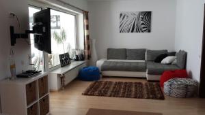 Televízia a/alebo spoločenská miestnosť v ubytovaní Modernes 3-Zimmer-Apartment nahe Graz