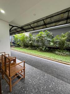 a bench sitting outside of a building with plants at Casa De Brillo Tegallalang in Tegalalang