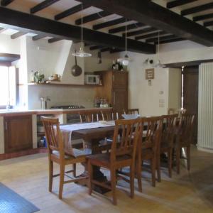 - une salle à manger avec une table et des chaises dans l'établissement B&B Dagnano Basso, à Pieve Santo Stefano