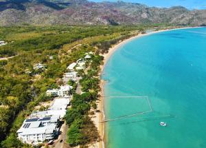 an aerial view of a beach with houses and the ocean at Maggies Beachfront Apartment 4 in Horseshoe Bay