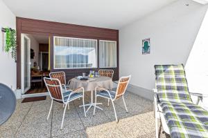 a dining room with a table and chairs at Grimmingblick Apartment mit Pool in Reith