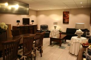 a waiting room with a couch and a table at B&B De Tobbedanser Harlingen in Harlingen