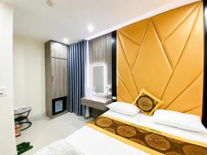 a bedroom with a large bed with a large headboard at Nhà Nghỉ Lacasta Hotel in Văn La +21 photos