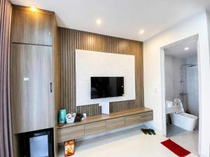 a bathroom with a television on a wall at Nhà Nghỉ Lacasta Hotel in Văn La
