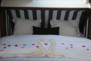 two swans made to look like hearts on a bed at Geinig Amsterdam in Abcoude
