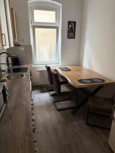 a kitchen with a table and chairs in a room at Monteur- & Gästewohnung Coswig in Coswig