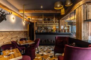 ein Restaurant mit Tischen und Stühlen und einer Bar in der Unterkunft Hotel Folgarida in Folgarida