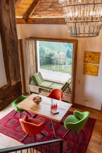 a dining room with a table and green chairs at steiRerBLiCke - Weinstöckl Steinbach in Steinbach +14 photos