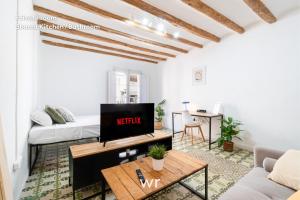 a living room with a tv and a couch at weroomies - Pons Icar H3 in Tarragona