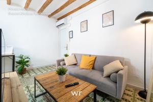 a living room with a couch and a table at weroomies - Pons Icar H3 in Tarragona