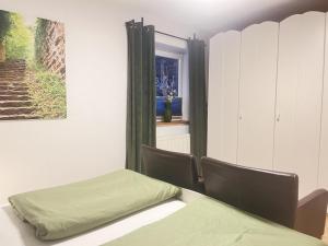 a room with a bed and a window at Ferienwohnung Haus Hahnfelsblick in Erfweiler