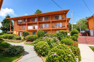 an apartment building with a garden in front of it at Carquinez Inn Vallejo I 80 Near Napa Valley in Vallejo
