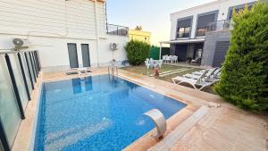 a swimming pool in the backyard of a house at Villa Guru Efeler in Didim
