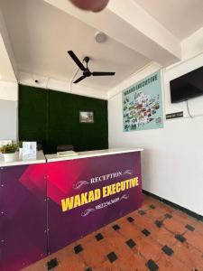 a waiting room with avertisement for a warijevevevevndum at Wakad Executive in Méribel Village +17 photos