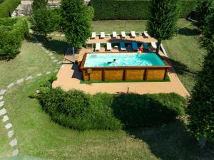 an overhead view of a swimming pool with people in it at Il Vigneto in Roddi