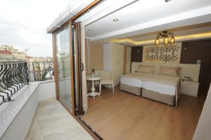 イスタンブールにあるRooms Inn Taximのベッドルーム(ベッド1台付)、バルコニーが備わります。