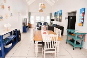 a dining room with a table and chairs at Die Koraalbos in Stilbaai-Oos