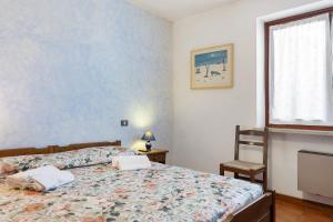 a bedroom with a bed and a window at Agriturismo La Fredda in Sommacampagna