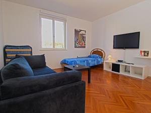 Televízia a/alebo spoločenská miestnosť v ubytovaní Apartments Dario 1104