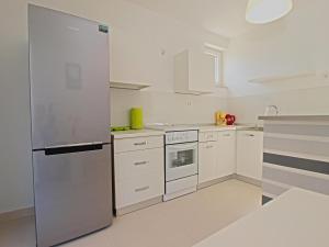 Kuchyňa alebo kuchynka v ubytovaní Apartments Dario 1104