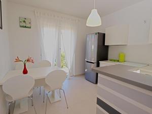 Kuchyňa alebo kuchynka v ubytovaní Apartments Dario 1104