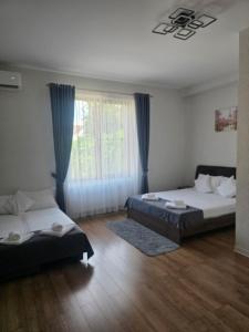 a bedroom with two beds and a window at Turmhaus Hermannstadt in Sibiu