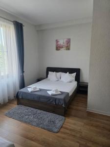 a bedroom with a bed with two towels on it at Turmhaus Hermannstadt in Sibiu
