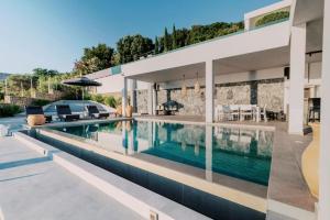 a swimming pool in a house with a house at Michelle Villa in vlicha