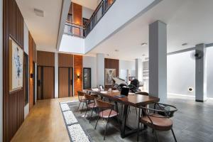 a dining room with a table and chairs at Cove Good Friends in Busuk 1