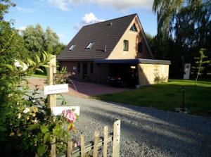 a house with a fence in front of it at Auszeit in Hasselberg
