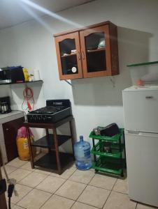 a kitchen with a stove and a refrigerator at Casa Jaragua in Barra de Santiago
